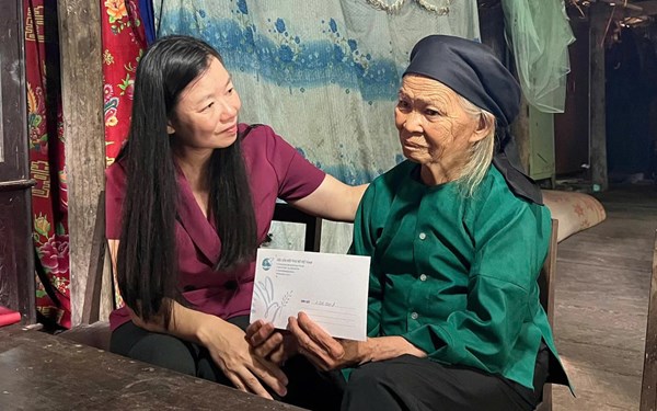 Trung ương Hội LHPN Việt Nam thăm, tặng quà gia đình chính sách tại Cao Bằng