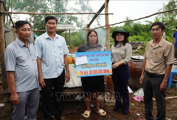 Cà Mau: Ủy ban MTTQ Việt Nam tỉnh thăm hỏi, động viên các gia đình bị ảnh hưởng do mưa dông, lốc xoáy tại xã Đá Bạc