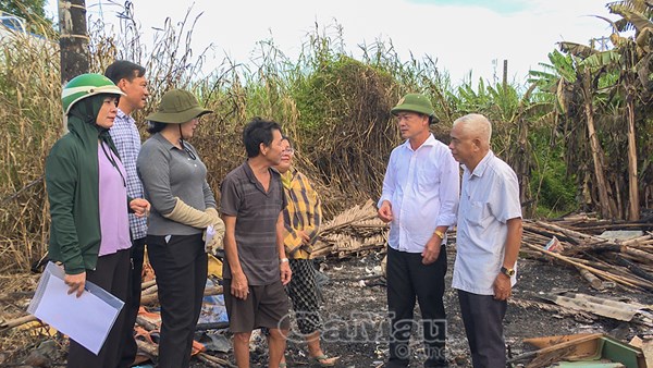 Cà Mau: Ủy ban MTTQ Việt Nam tỉnh hỗ trợ hai hộ dân có nhà bị cháy hoàn toàn