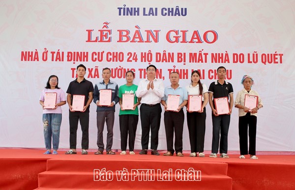 Lai Châu: Bàn giao nhà ở tái định cư cho 24 hộ dân bị mất nhà do lũ quét tại xã Mường Than