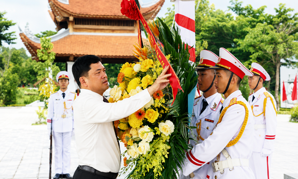 Các đồng chí lãnh đạo tỉnh Bắc Ninh dâng hương tưởng niệm đồng chí Lê Quang Đạo