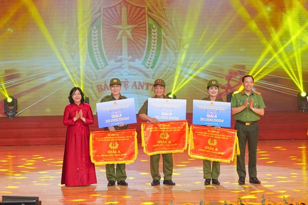 Chủ tịch Bùi Thị Minh Hoài trao giải cho lực lượng bảo vệ an ninh, trật tự ở cơ sở giỏi toàn quốc 2026