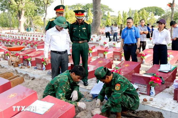 Lâm Đồng: Phát hiện một số di vật trong mộ liệt sỹ tại Nghĩa trang Bình Thuận