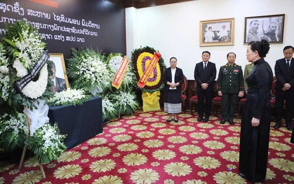 Trung ương Hội LHPN Việt Nam viếng Chủ tịch Quốc hội Lào Xaysomphone Phomvihane