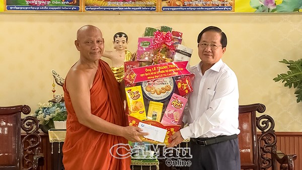 Cà Mau: Ủy ban MTTQ Việt Nam tỉnh thăm, tặng quà chùa Monivongsa Bopharam nhân dịp lễ Vu Lan