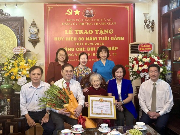 Hà Nội: Chủ tịch Ủy ban MTTQ Việt Nam thành phố trao Huy hiệu 80 năm tuổi Đảng tặng cụ Bùi Thị Thấp
