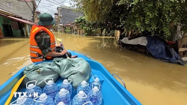 Lực lượng vũ trang xuyên đêm giúp dân khắc phục hậu quả mưa lũ tại Lạng Sơn