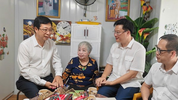 Phó Chủ tịch Cao Xuân Thạo trao quà tri ân Mẹ Việt Nam Anh hùng Nguyễn Thị Kim Loan