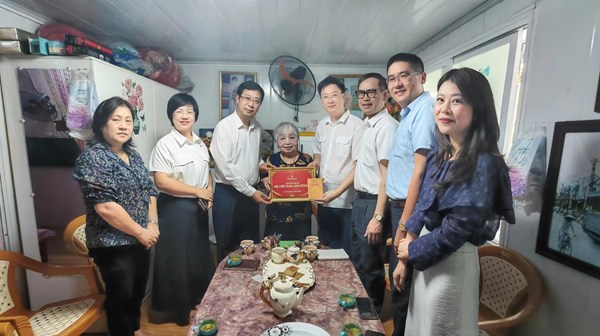 Phó Chủ tịch Cao Xuân Thạo trao quà tri ân Mẹ Việt Nam Anh hùng Nguyễn Thị Kim Loan