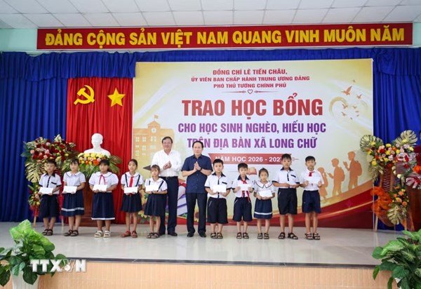 Phó Thủ tướng Lê Tiến Châu trao học bổng cho học sinh nghèo hiếu học ở Tây Ninh