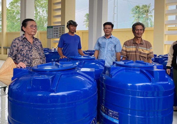 Vĩnh Long: Ủy ban MTTQ Việt Nam tỉnh trao tặng bồn chứa nước hỗ trợ người dân khó khăn 