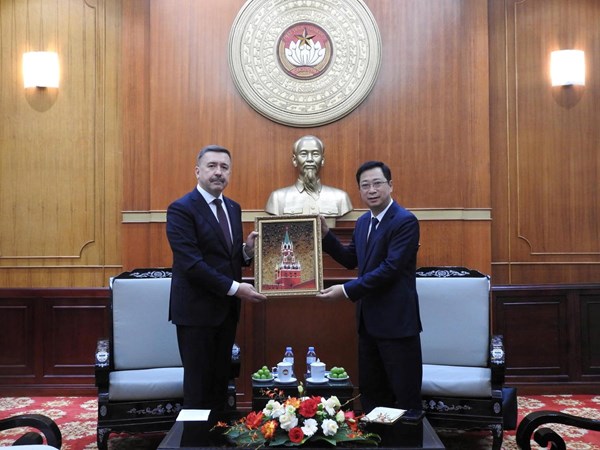 Phó Chủ tịch Ủy ban Trung ương MTTQ Việt Nam Cao Xuân Thạo tiếp Đoàn đại biểu Liên hiệp Công đoàn Độc lập Nga