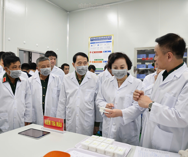 Phó Thủ tướng Phạm Thị Thanh Trà kiểm tra công tác giám định ADN, xác định danh tính hài cốt liệt sĩ