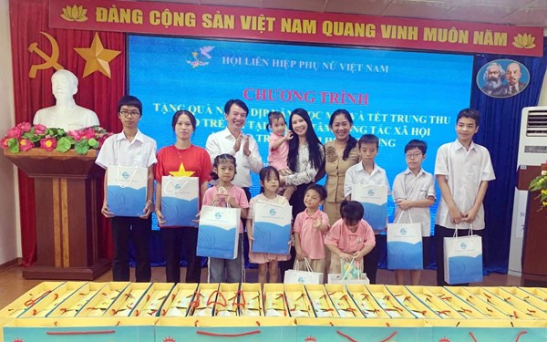 Trung ương Hội LHPN Việt Nam tặng quà phụ nữ, trẻ em khó khăn tại thành phố Hải Phòng