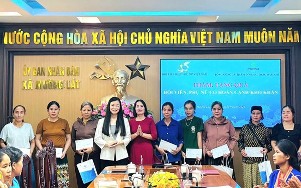 Trung ương Hội LHPN Việt Nam tặng quà phụ nữ, trẻ em khó khăn ở Mường Lát