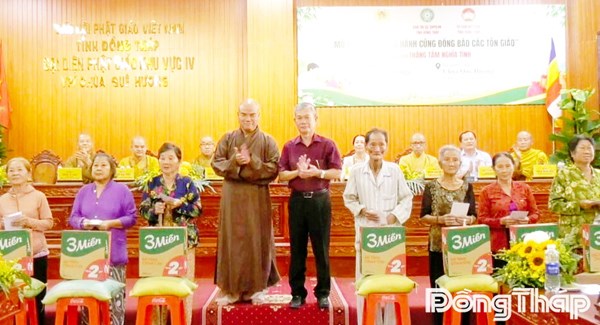 Đồng Tháp: Ủy ban MTTQ Việt Nam tỉnh trao tặng 500 phần quà cho người dân có hoàn cảnh khó khăn