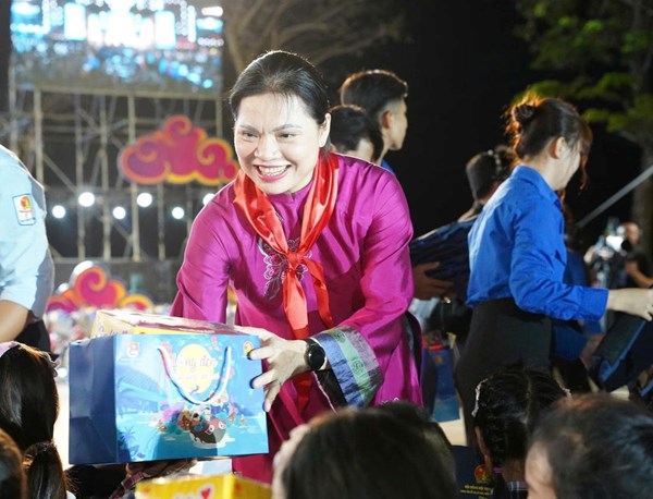 Phó Chủ tịch - Tổng Thư ký Hà Thị Nga tham dự Đêm hội trăng rằm “Lồng đèn thắp sáng ước mơ” tại Cần Thơ 