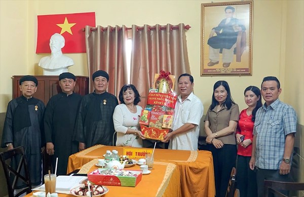 Cần Thơ: Ủy ban MTTQ Việt Nam thành phố thăm chức sắc, chức việc, tín đồ nhân kỷ niệm 68 năm Ngày viên tịch của Đức Tông Sư Minh Trí