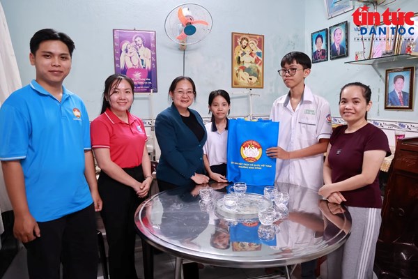 Tiếp sức đến trường cho trẻ mồ côi cha mẹ do dịch COVID-19