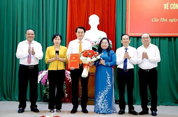 Cần Thơ: Đảng ủy MTTQ, các đoàn thể thành phố trao quyết định về công tác cán bộ 