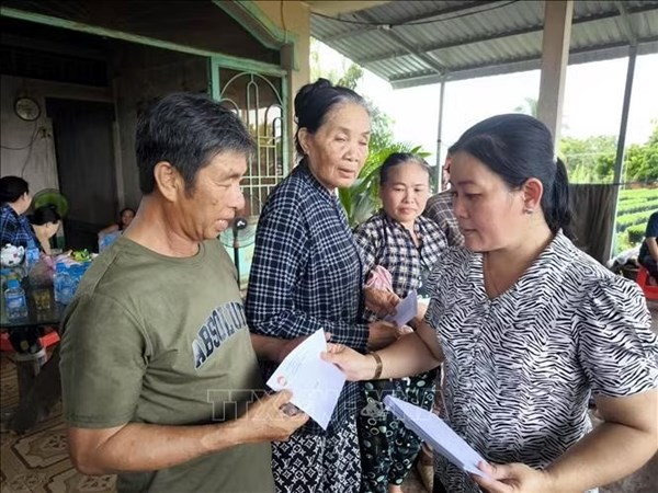 Vĩnh Long: Ủy ban MTTQ Việt Nam tỉnh thăm hỏi và tặng quà hộ dân ảnh hưởng sạt lở cồn Cái Gà