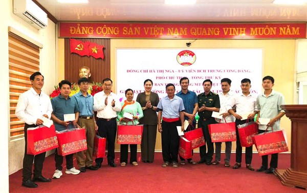 Phó Chủ tịch - Tổng Thư ký Hà Thị Nga thăm, làm việc tại xã vùng cao Sin Suối Hồ (tỉnh Lai Châu)