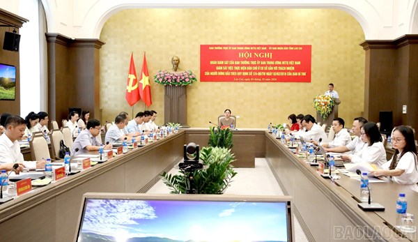 Phó Chủ tịch - Tổng Thư ký Hà Thị Nga giám sát việc thực hiện dân chủ ở cơ sở tại Lào Cai