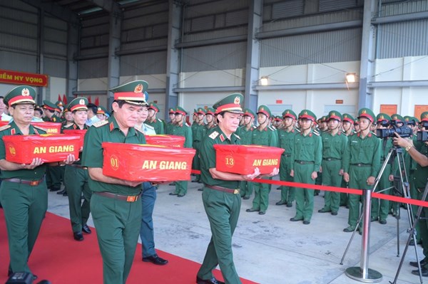 Vận chuyển 15.401 mẫu sinh phẩm hài cốt liệt sĩ bằng máy bay quân sự ra Hà Nội để giám định ADN
