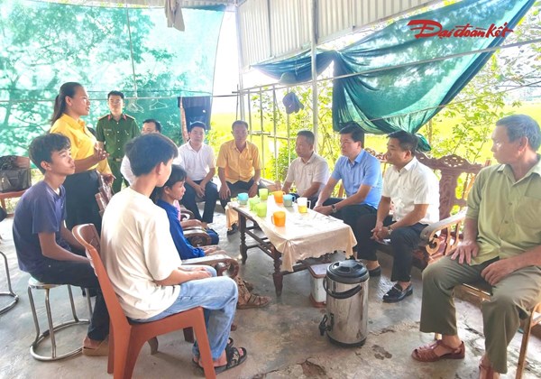 Nghệ An: Ủy ban MTTQ Việt Nam tỉnh trao 125 triệu đồng hỗ trợ vợ chồng cùng mắc bệnh nặng