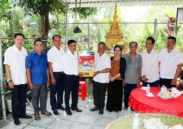 Vĩnh Long: Ủy ban MTTQ Việt Nam tỉnh thăm, tặng quà chức sắc, chức việc, người có uy tín nhân dịp Lễ Sêne Đôlta