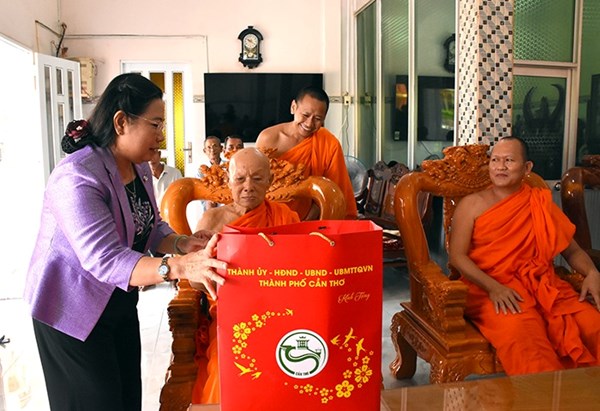 Cần Thơ: Chủ tịch Ủy ban MTTQ Việt Nam thành phố thăm, chúc mừng lễ Sene Đolta năm 2026 