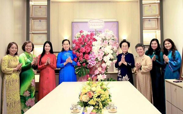 Trung ương Hội LHPN Việt Nam thăm, chúc mừng Hiệp hội Nữ doanh nhân Việt Nam