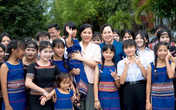 Trung ương Hội Liên hiệp phụ nữ Việt Nam thăm, tặng quà trẻ em và đối tượng bảo trợ xã hội 