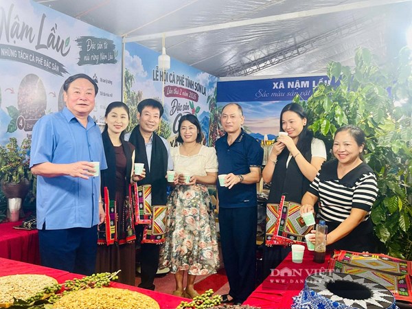 Trung ương Hội Nông dân Việt Nam thăm các gian hàng nông sản tại Lễ hội Cà phê Sơn La