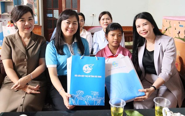 Phó Chủ tịch Thường trực Hội LHPN Việt Nam nhận đỡ đầu nữ sinh có hoàn cảnh khó khăn