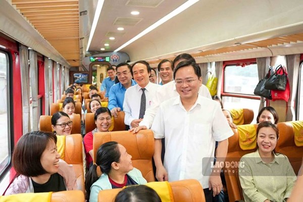 Tổng Liên đoàn Lao động Việt Nam thăm hỏi y, bác sĩ trên chuyến tàu đến Ninh Bình