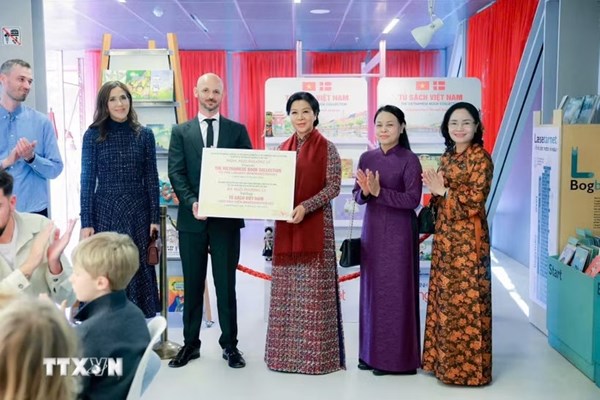 Phu nhân Tổng Bí thư, Chủ tịch nước cùng Hoàng hậu Đan Mạch trao tặng “Tủ sách Việt Nam” cho thư viện tại Copenhagen