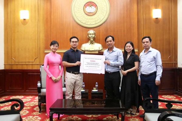 100 bộ áo dài gửi tặng Hội Phụ nữ Việt Nam tại châu Âu