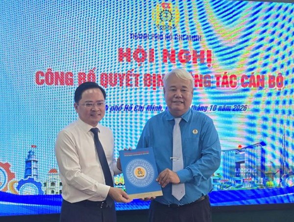 Tổng LĐLĐ Việt Nam trao quyết định công nhận Chủ tịch LĐLĐ thành phố Hồ Chí Minh