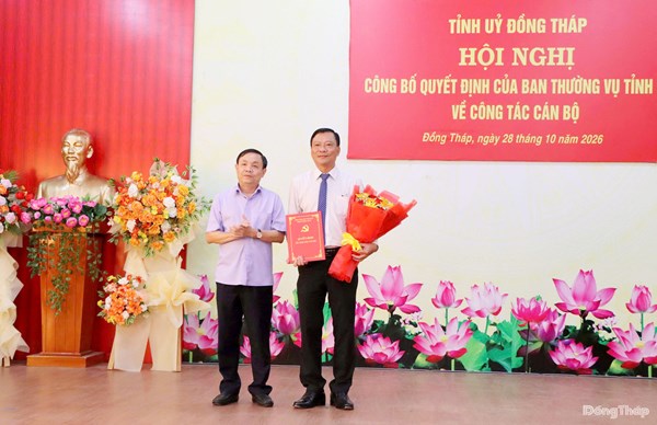 Đồng Tháp: Chủ tịch Ủy ban MTTQ Việt Nam tỉnh trao quyết định về công tác cán bộ 