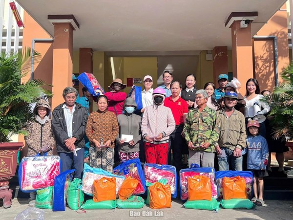 Đắk Lắk: Phường Buôn Ma Thuột trao quà trị giá 330 triệu đồng hỗ trợ người dân xã Xuân Lộc