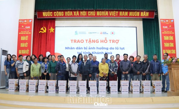 Khánh Hòa: Trao 400 suất quà hỗ trợ người dân bị ảnh hưởng bởi mưa lũ