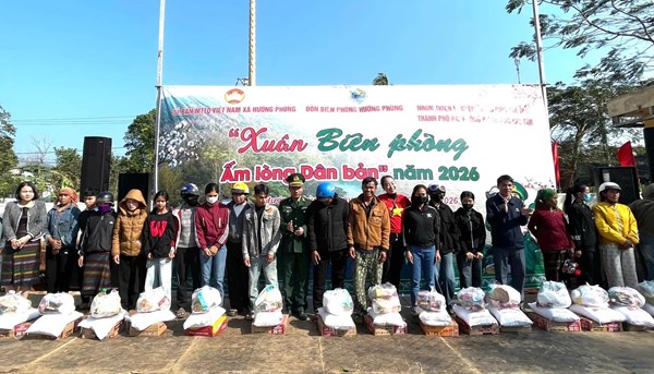 Quảng Trị: Đồn Biên phòng Hướng Phùng trao tặng hơn 840 suất quà cho người dân