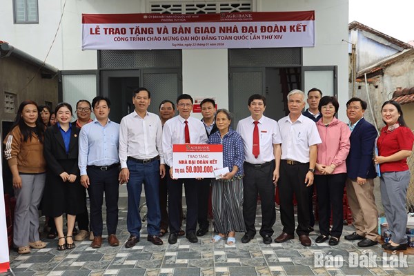 Đắk Lắk: Bàn giao nhà đại đoàn kết cho hộ cận nghèo tại phường Tuy Hòa