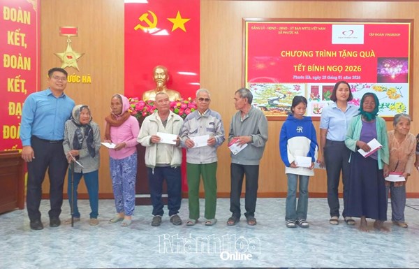 Xã Phước Hà (tỉnh Khánh Hòa) chăm lo Tết cho hộ nghèo 