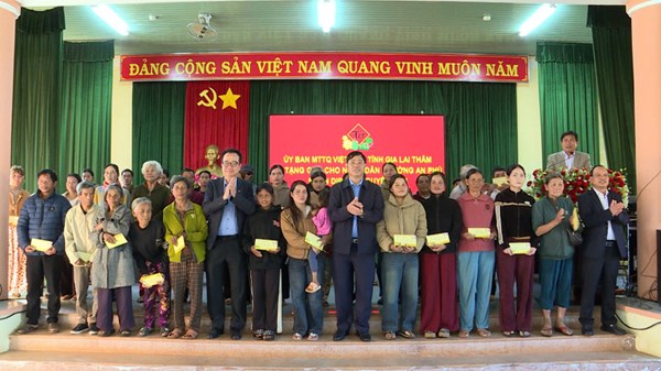 Phó Chủ tịch Thường trực Ủy ban Mặt trận Tổ quốc Việt Nam tỉnh Trần Minh Sơn chúc Tết tại các phường phía Tây Gia Lai