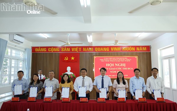 Khánh Hòa: Khối thi đua các cơ quan tham mưu Tỉnh ủy, trực thuộc Tỉnh ủy và Mặt trận Tổ quốc ký kết giao ước thi đua năm 2026