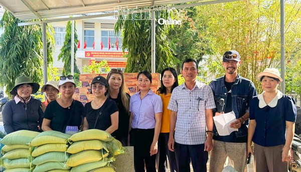 Xã Phước Hà, tỉnh Khánh Hòa trao 300 suất quà cho hộ cận nghèo nhân dịp 30/4