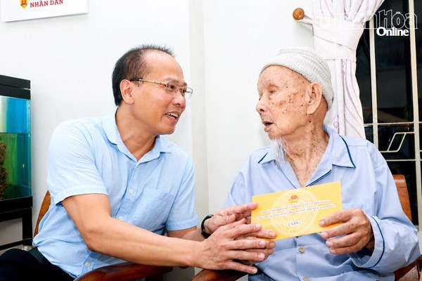 Khánh Hòa: Chủ tịch Ủy ban MTTQ Việt Nam tỉnh Nguyễn Khắc Hà thăm, tặng quà tri ân các gia đình có công với cách mạng