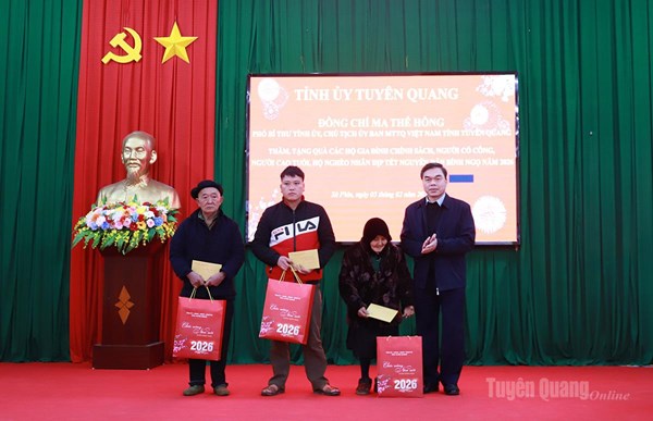 Phó Bí thư Tỉnh ủy, Chủ tịch Ủy ban MTTQ tỉnh Tuyên Quang Ma Thế Hồng thăm, tặng quà Tết tại xã Sà Phìn